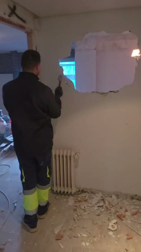 Equipo de Argopa en plena demolición de una vivienda en Majadahonda